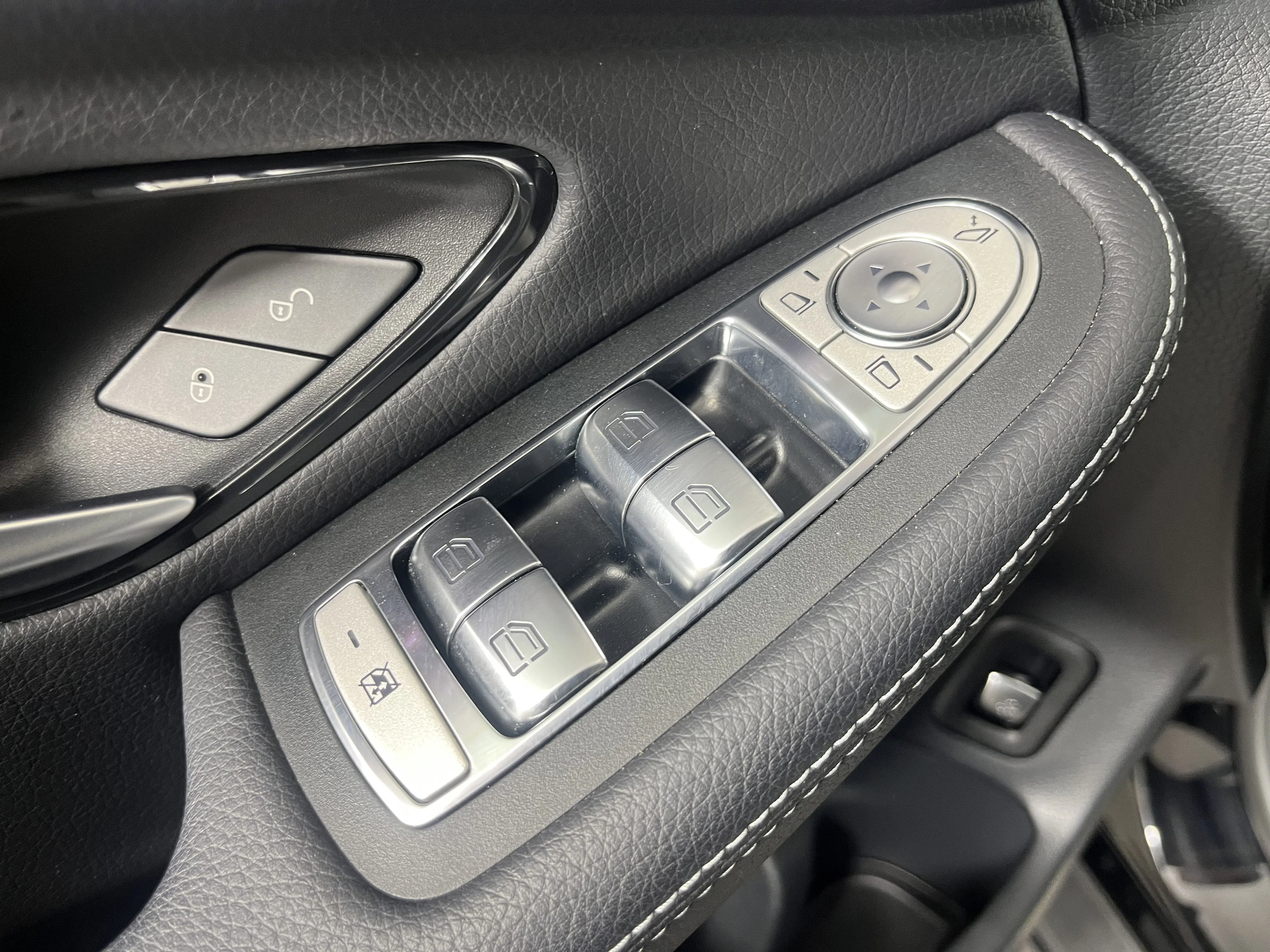Used 2023 Obsidian Black Metallic Mercedes-Benz GLC 300 image 23