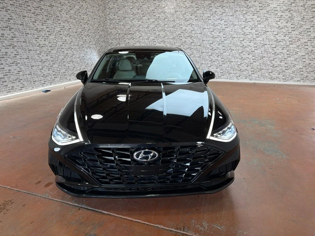 Used 2022 Black Hyundai Limited image 2