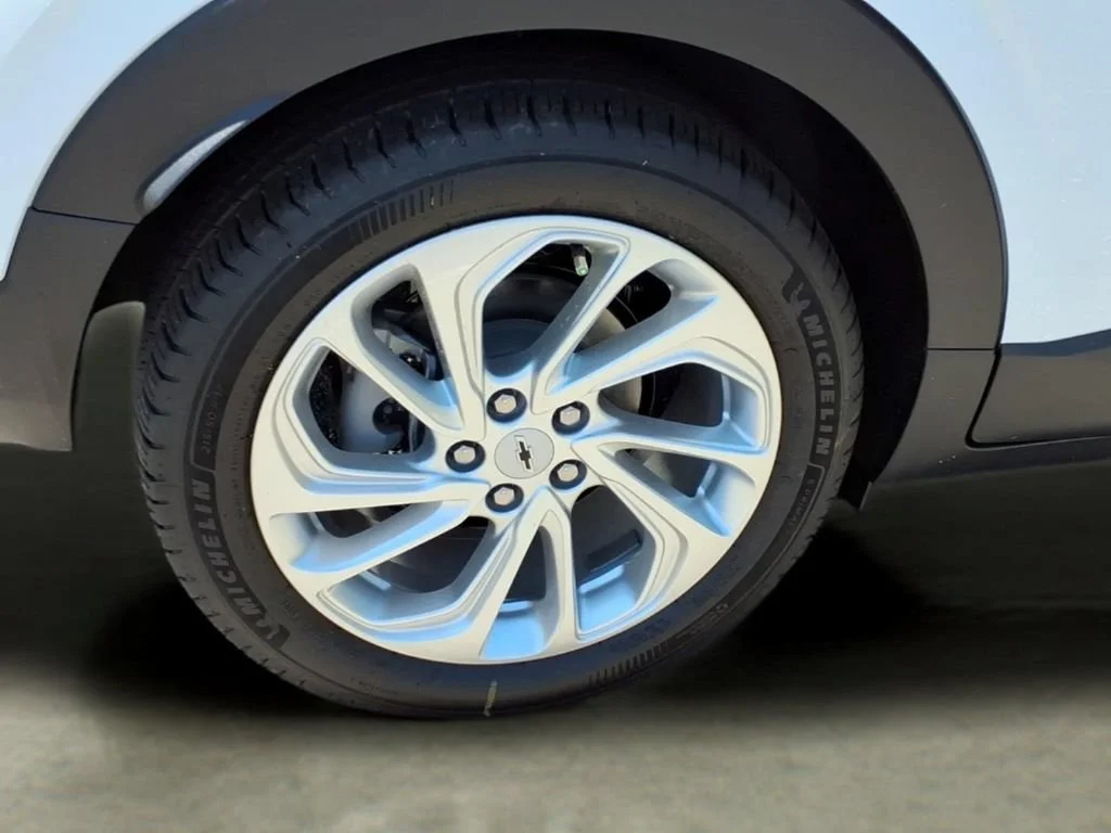 New 2027 Summit White Chevrolet LT image 33