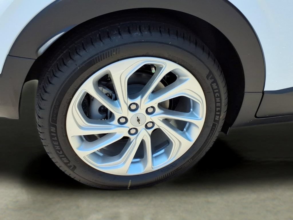 New 2027 Summit White Chevrolet LT image 33