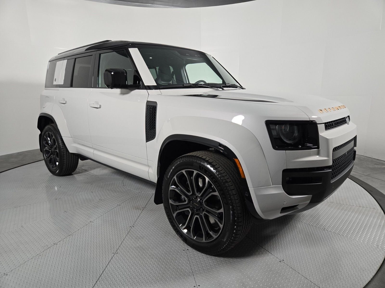 2026 Land Rover Defender OCTA - Photo 15