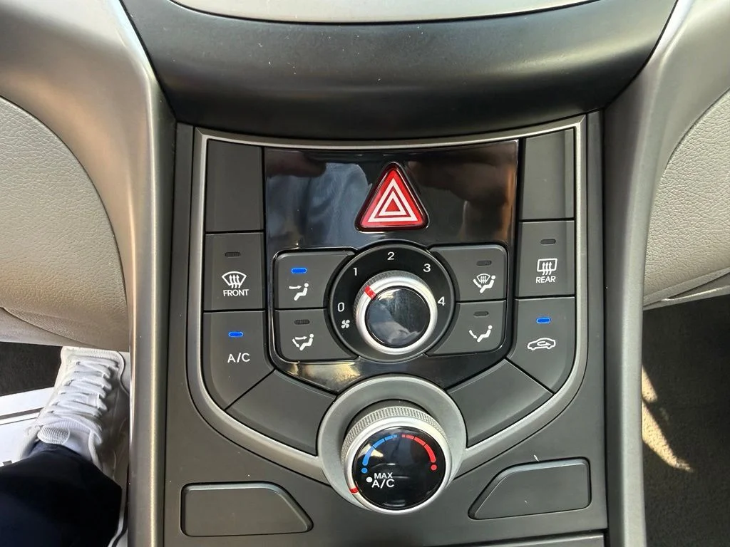 Used 2016 White Hyundai SE image 17