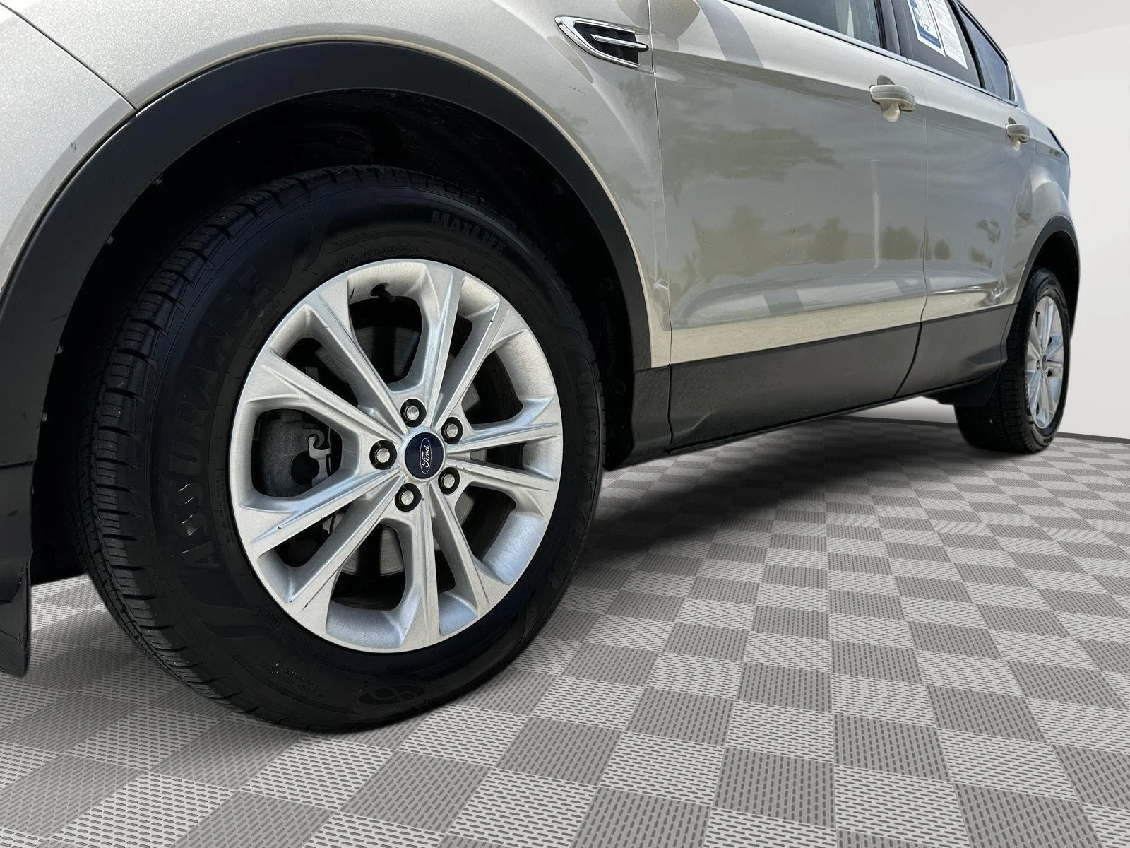 Used 2017 White Gold Ford SE image 6