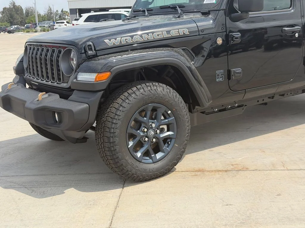 New 2026 Black Clear-Coat Exterior Paint Jeep  image 9