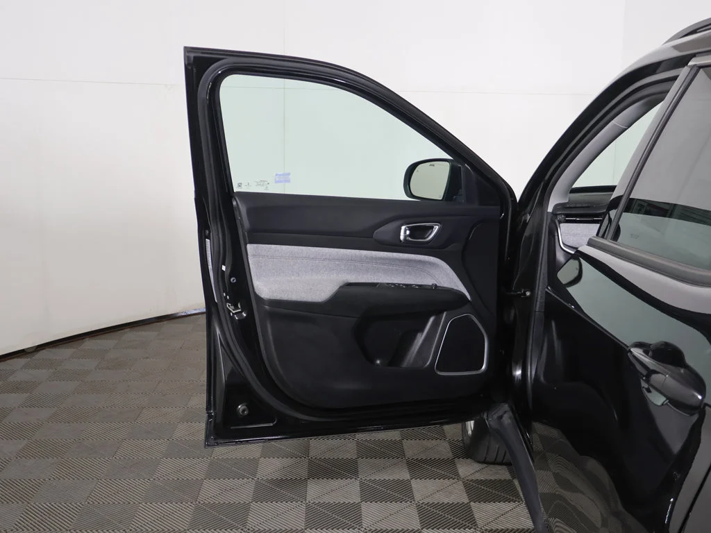 Used 2022 Black Jeep Latitude Lux image 17
