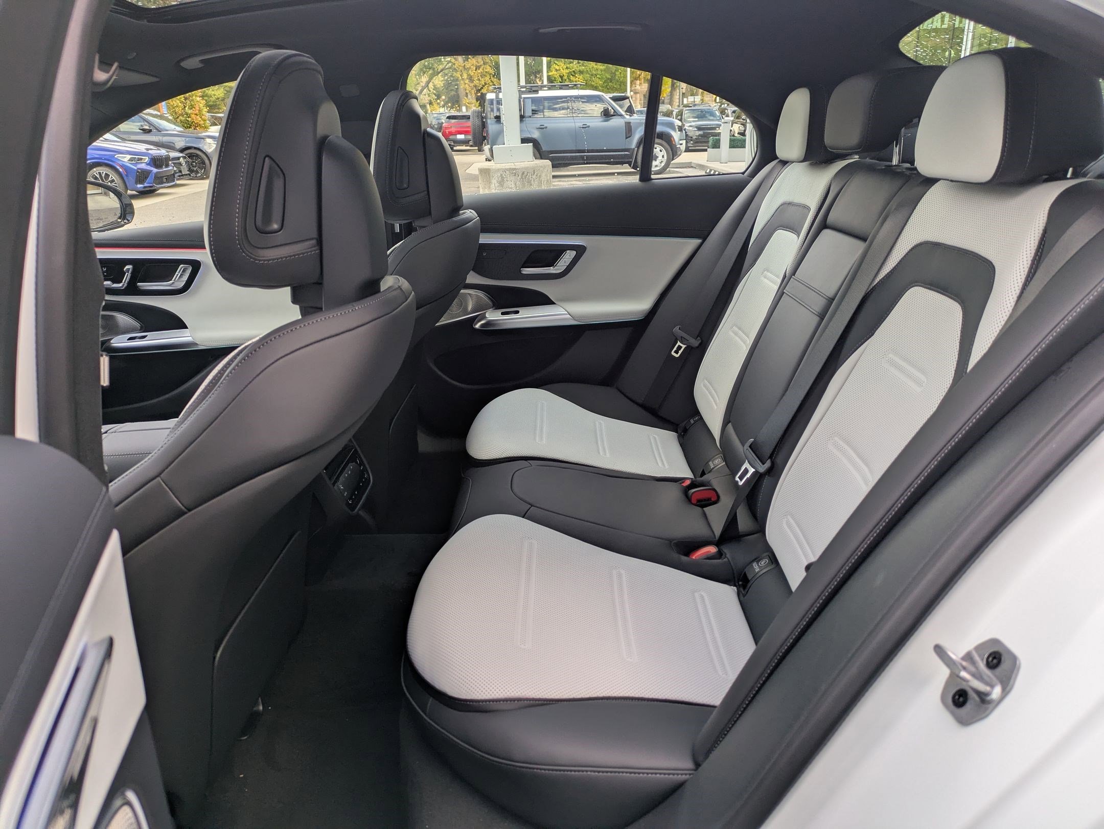 New 2026 MANUFAKTUR Moonlight White Magno Mercedes-Benz AMG® E 53 E image 31