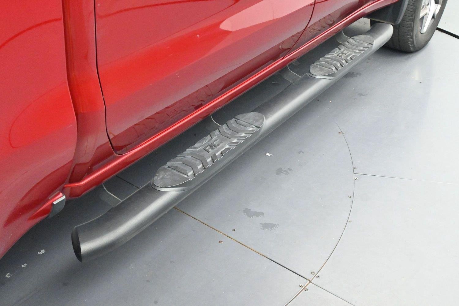 Used 2022 CAYENNE RED TINTCOAT GMC SLT image 9