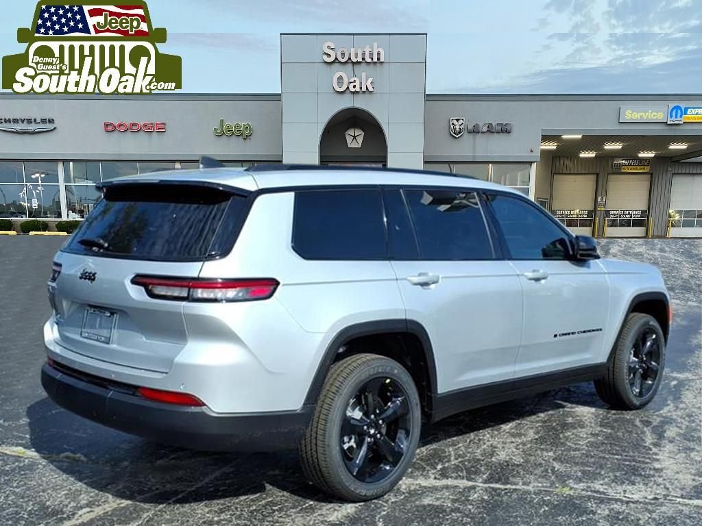 New 2025 Silver Zynith Exterior Paint Jeep Altitude X image 3
