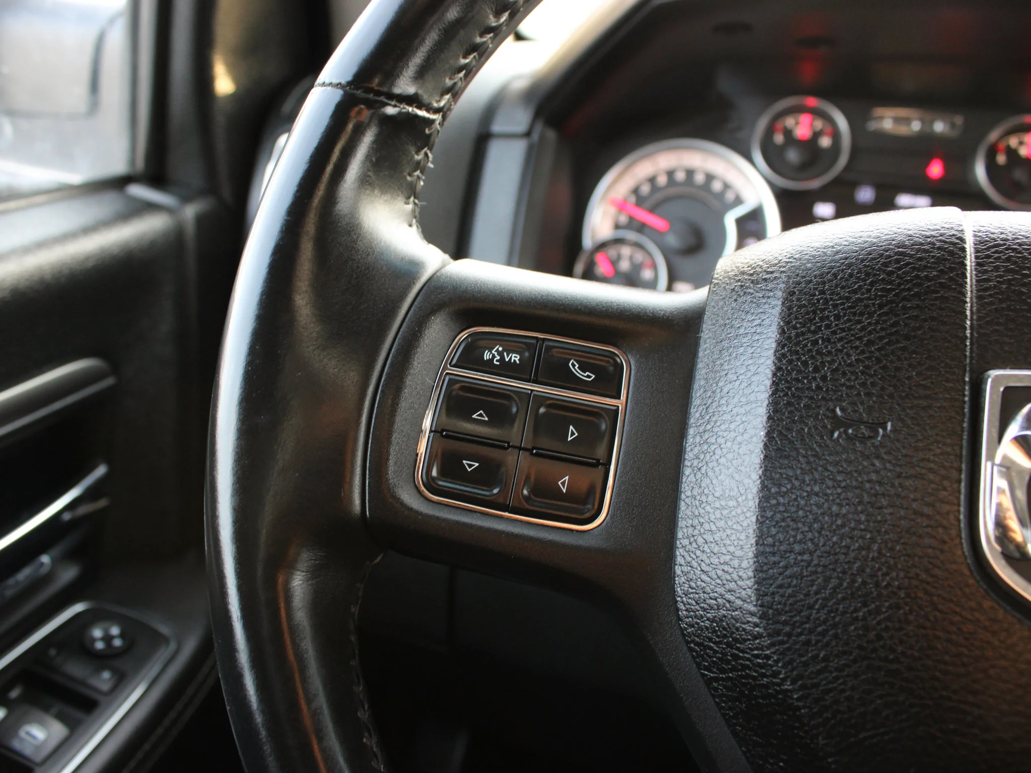 Used 2014 Black RAM Sport * One Owner | HEMI V8 | Heated Seats | Remote Start | Alpine | Mechanic Special image 17