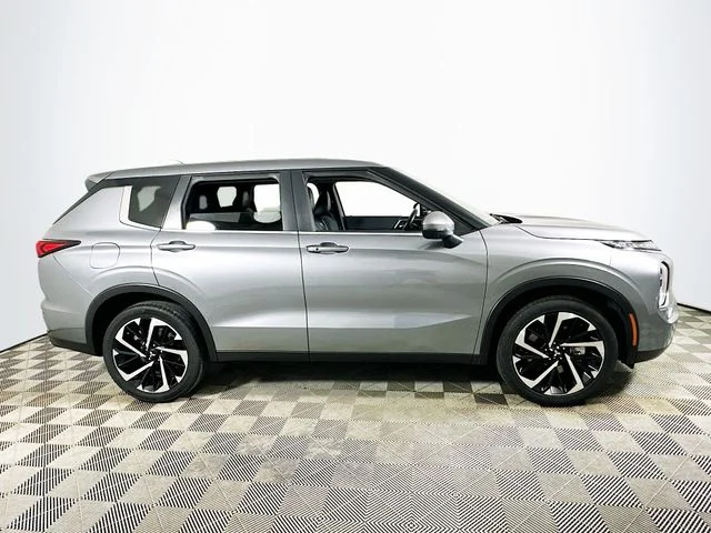 Certified Used 2024  Mitsubishi SE image 2