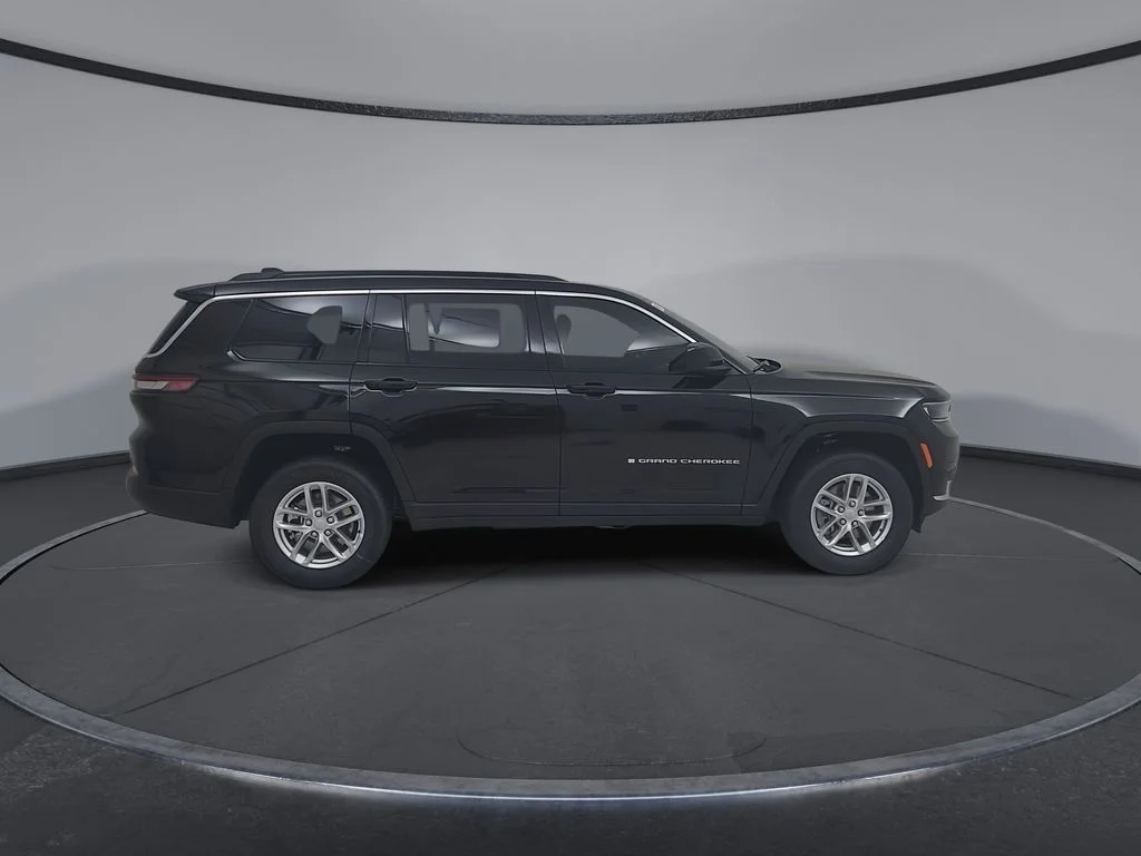 New 2026 Diamond Black Crystal Pearlcoat Jeep Laredo X image 17