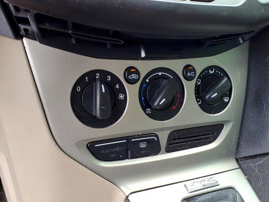Used 2014 Oxford White Ford SE image 21