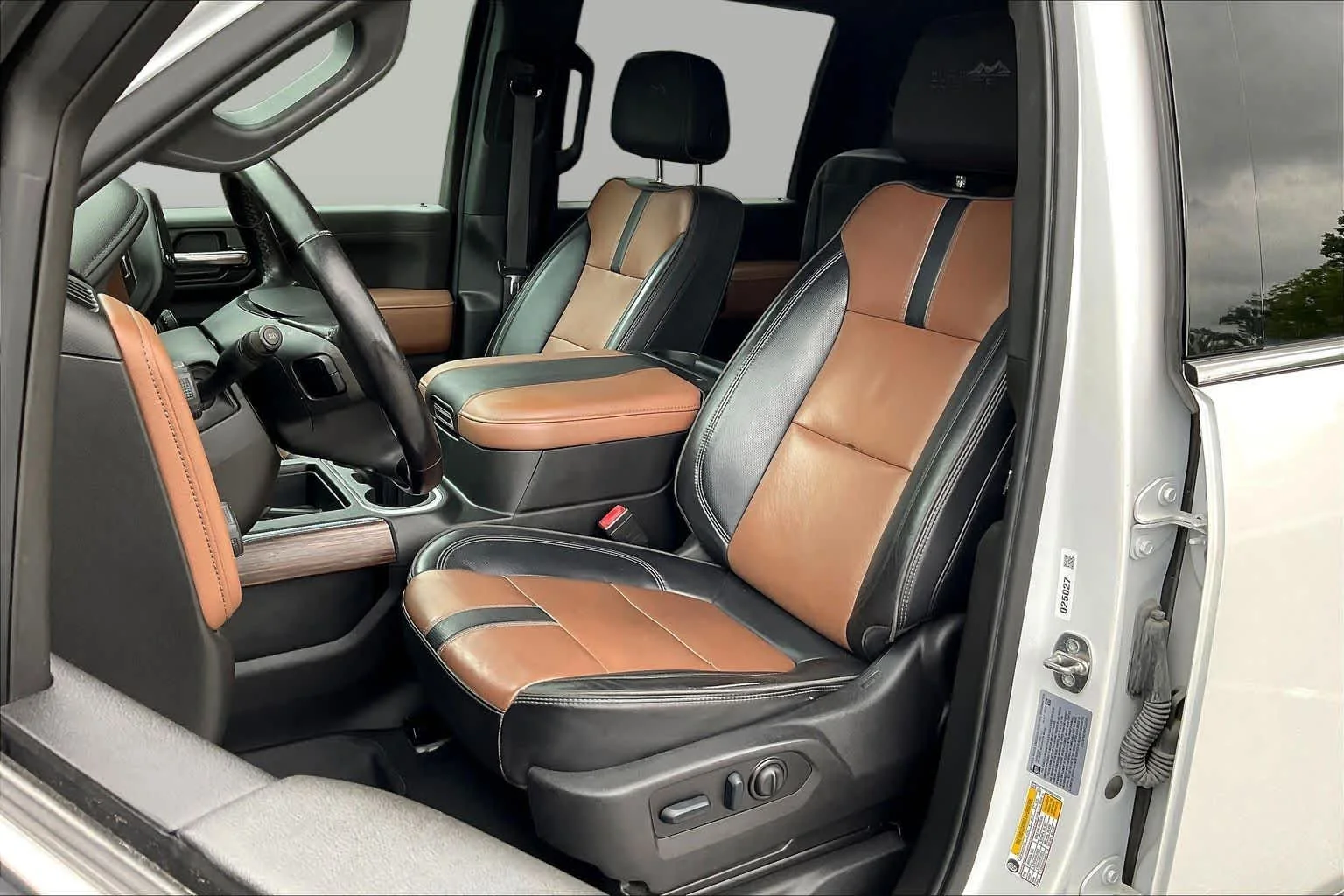 Used 2023 Iridescent Pearl Tricoat Chevrolet High Country image 15