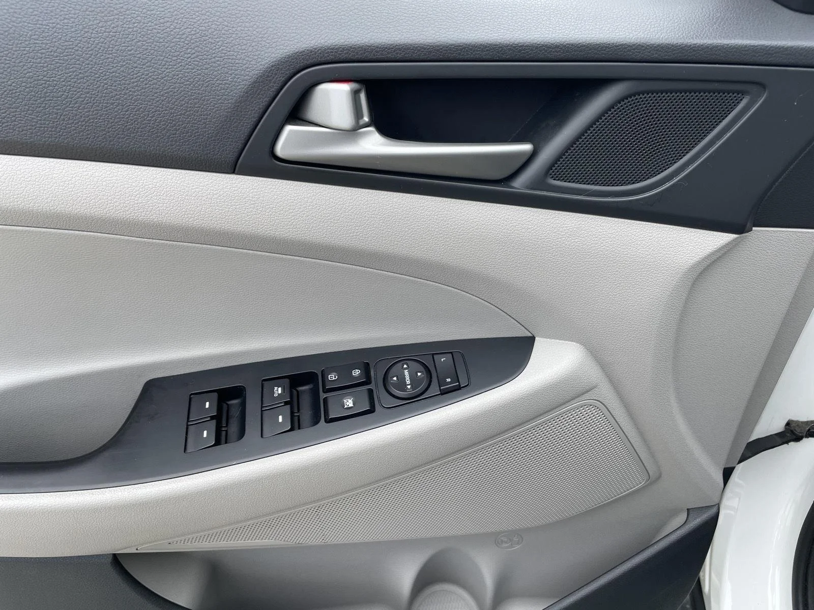 Used 2018 Dazzling White Hyundai Value image 6