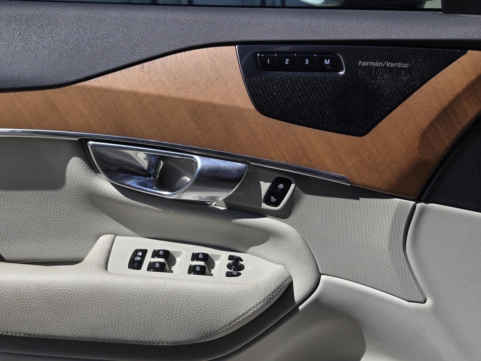 Used 2022 Crystal White Metallic Volvo Momentum image 25