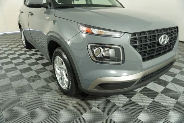 Used 2022 Gray Hyundai SE image 10