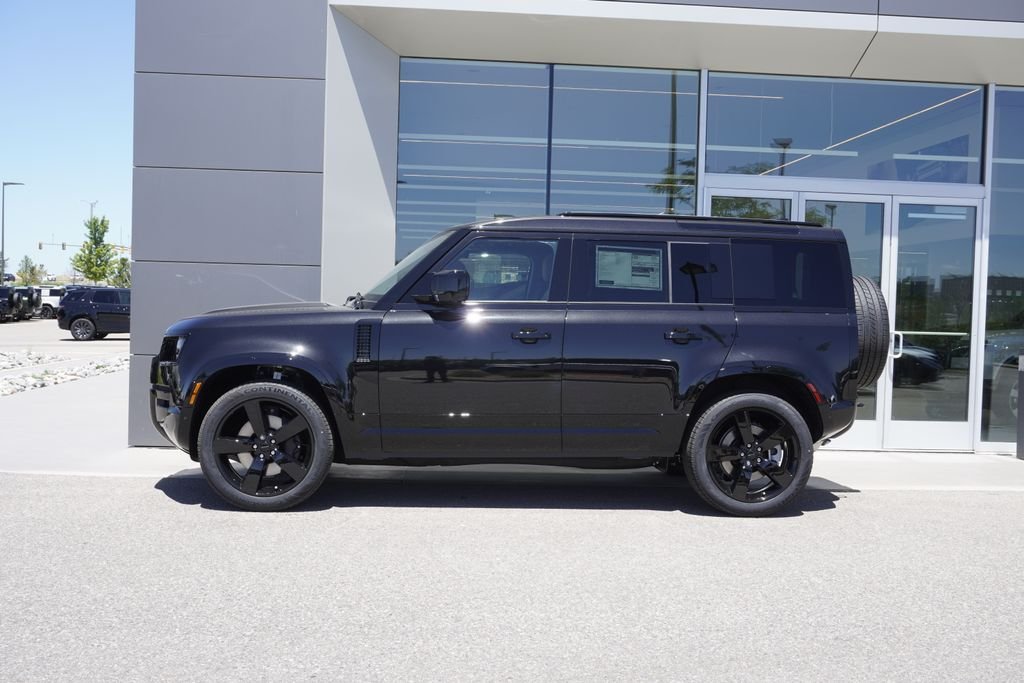 New 2026 Santorini Black Land Rover X-Dynamic SE image 8