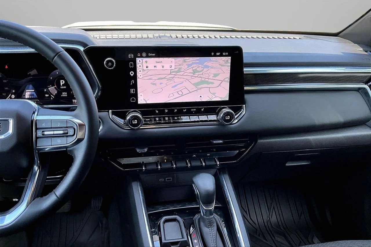 Used 2025 White GMC Elevation image 11