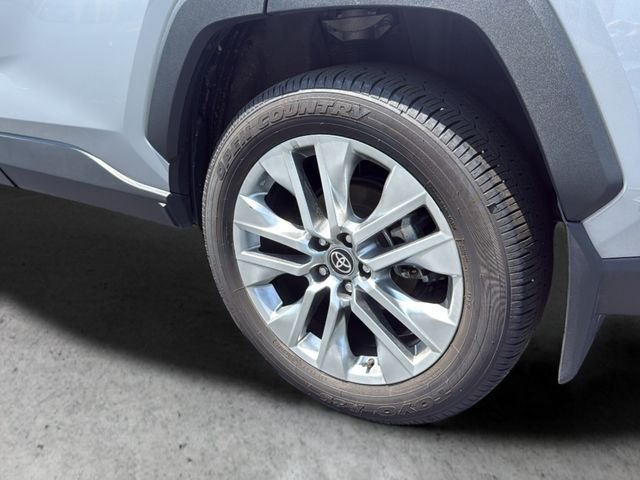 Used 2025 Silver Toyota XLE Premium image 33