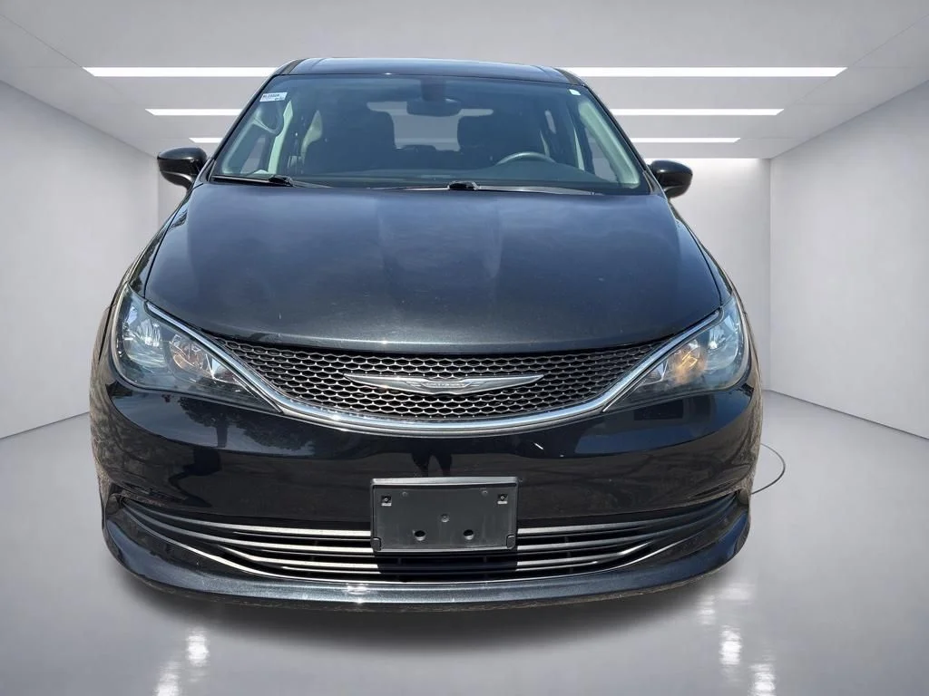 Used 2017 Brilliant Black Crystal Pearlcoat Chrysler Touring image 9