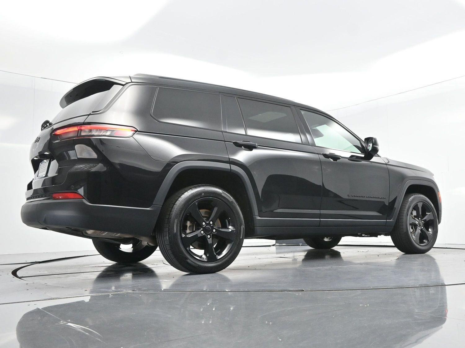 Used 2023 Diamond Black Crystal Pearlcoat Jeep Altitude image 46