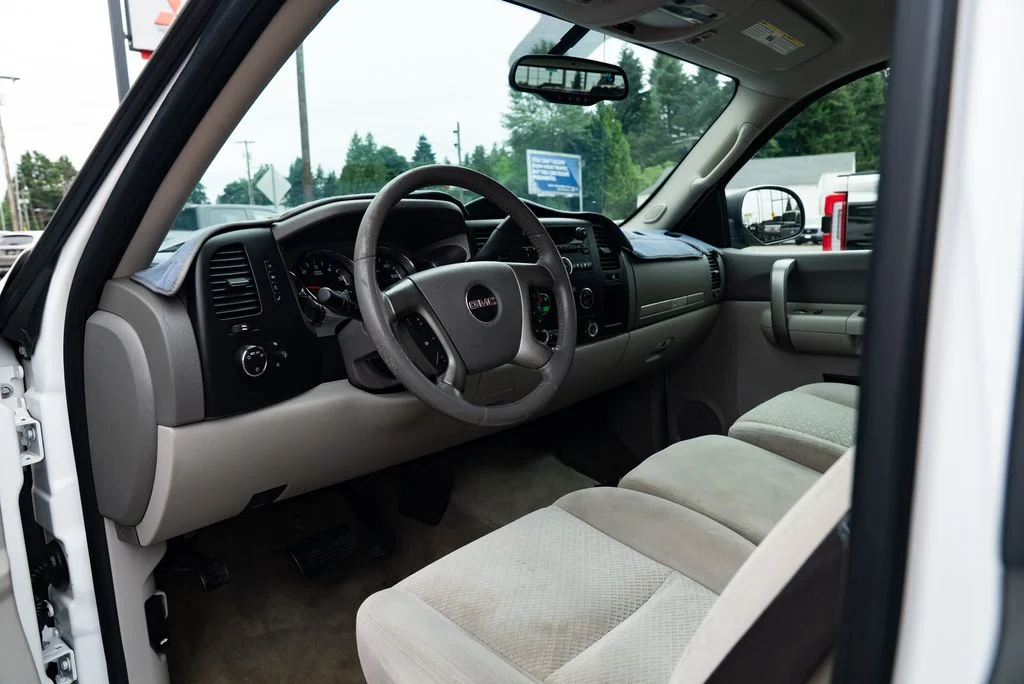 Used 2008 White GMC SLE1 image 16