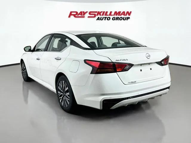 Used 2025 White Nissan 2.5 SV image 5