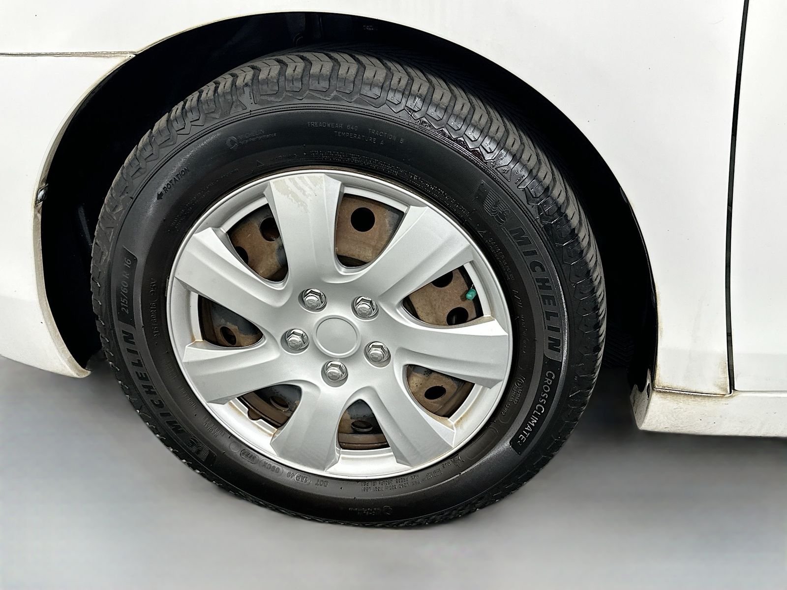 Used 2009 Super White Toyota LE image 27
