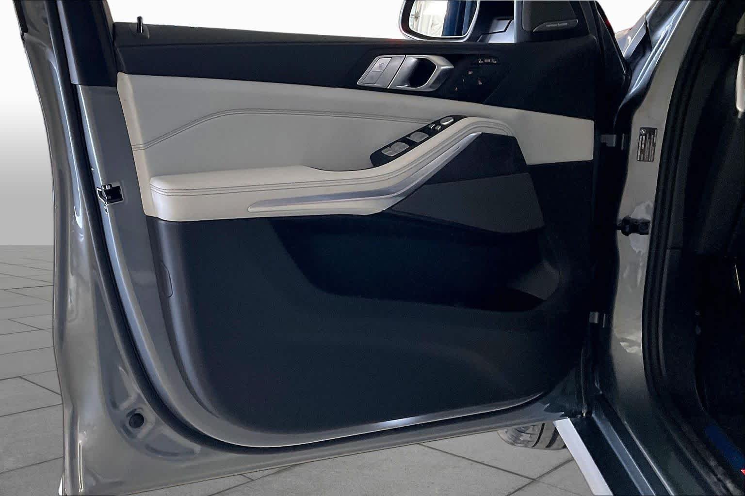 New 2027 Skyscraper Grey Metallic BMW xDrive40i image 10