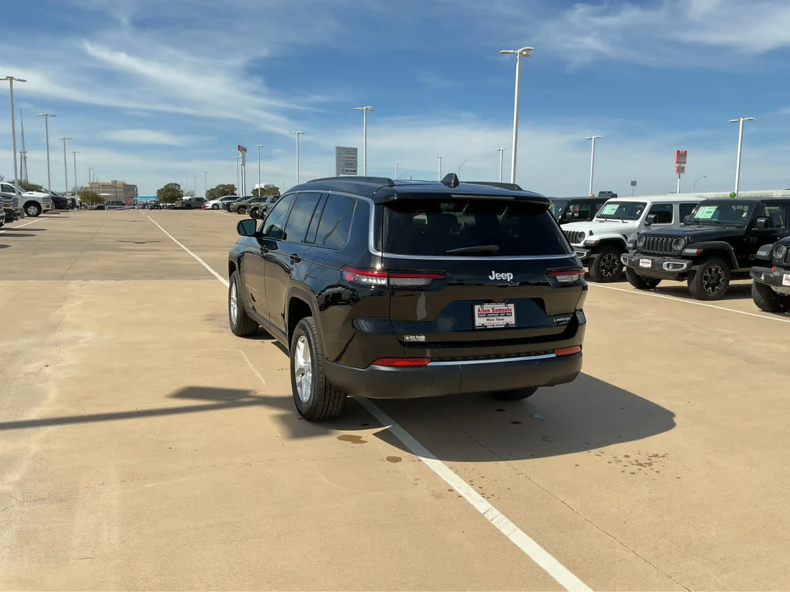 New 2026 Diamond Black Crystal Pearl-Coat Exterior Paint Jeep Laredo X image 9