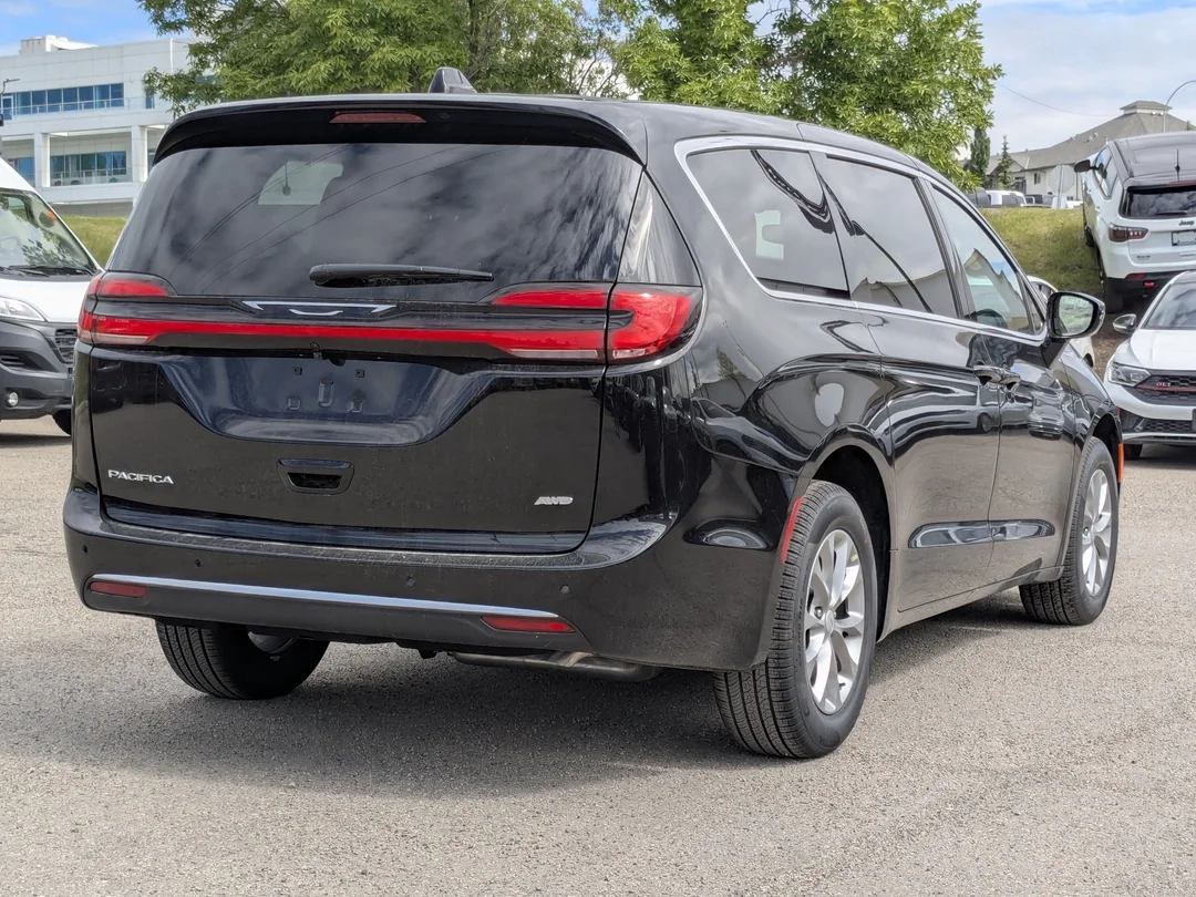 New 2027 Black Chrysler Select - - AWD - 3.6L Pentastar V6 - Adaptive Cruise Control - Blind Spot Monitor & More! image 8