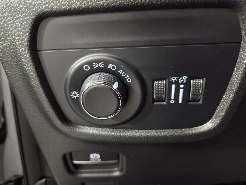 Used 2025 Silver Zynith Jeep Altitude image 21