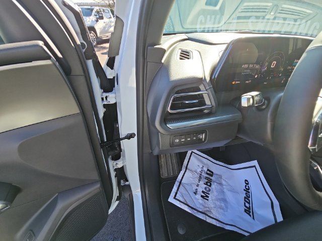 New 2027 Polar White Tricoat Chevrolet LT image 44