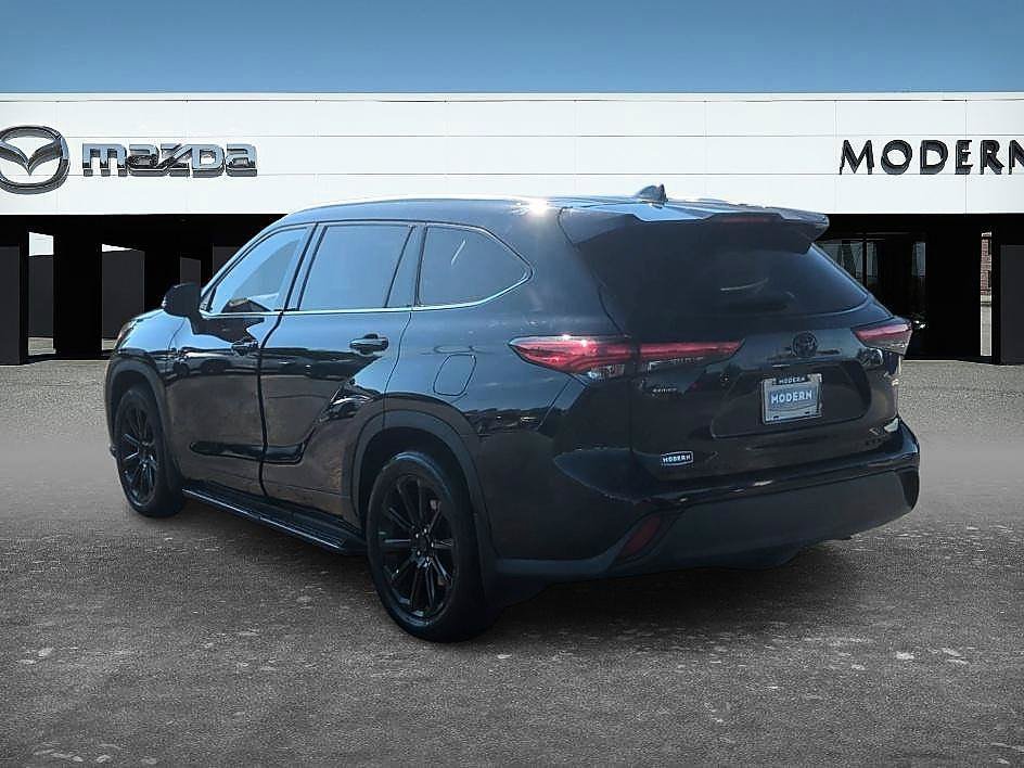Used 2022 Midnight Black Metallic Toyota XLE image 3