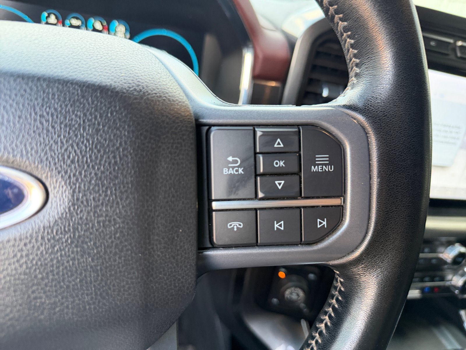 Used 2023 Agate Black Metallic Ford LARIAT image 25