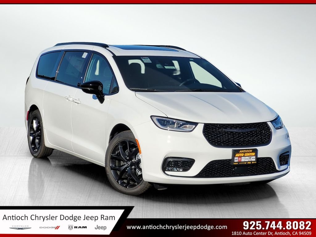 2026 Chrysler Pacifica Limited's photo