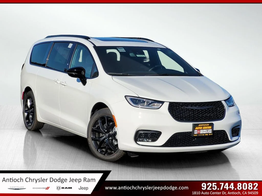 2026 Chrysler Pacifica Limited's photo