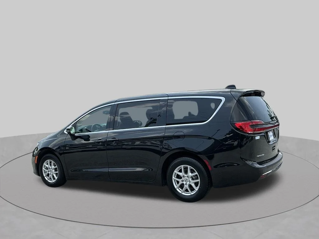 Used 2023 Black Chrysler Touring L image 5