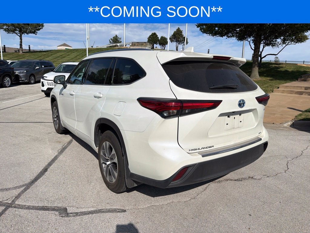 Used 2021 White Toyota XLE image 10