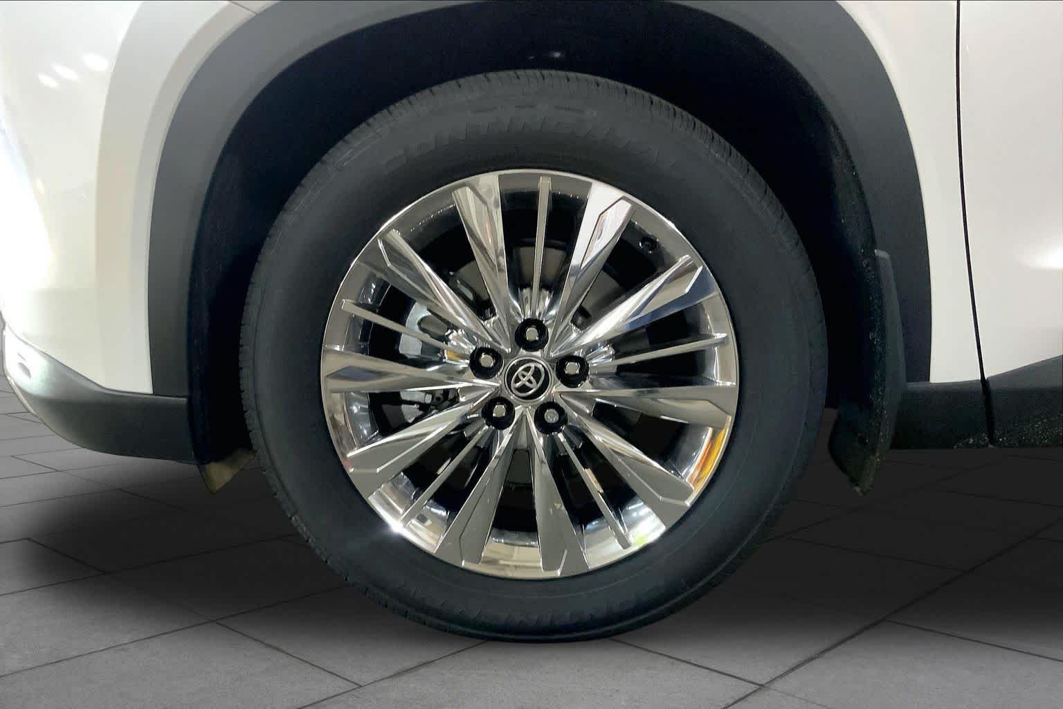 New 2026 Wind Chill Pearl Toyota Platinum image 11