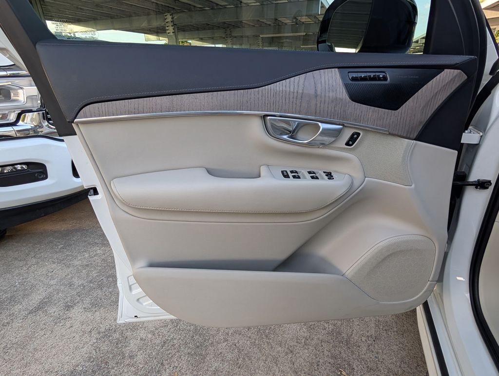 Used 2022 White Volvo T6 Inscription 6 Passenger image 16