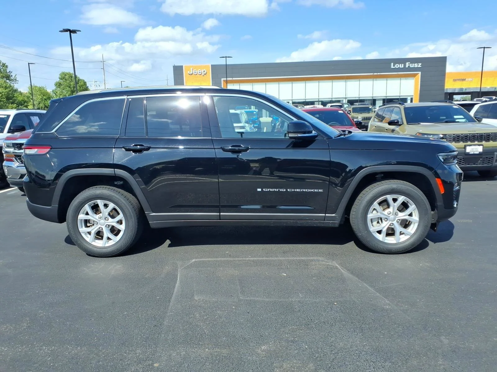 Used 2023 Diamond Black Crystal Pearlcoat Jeep Limited image 27