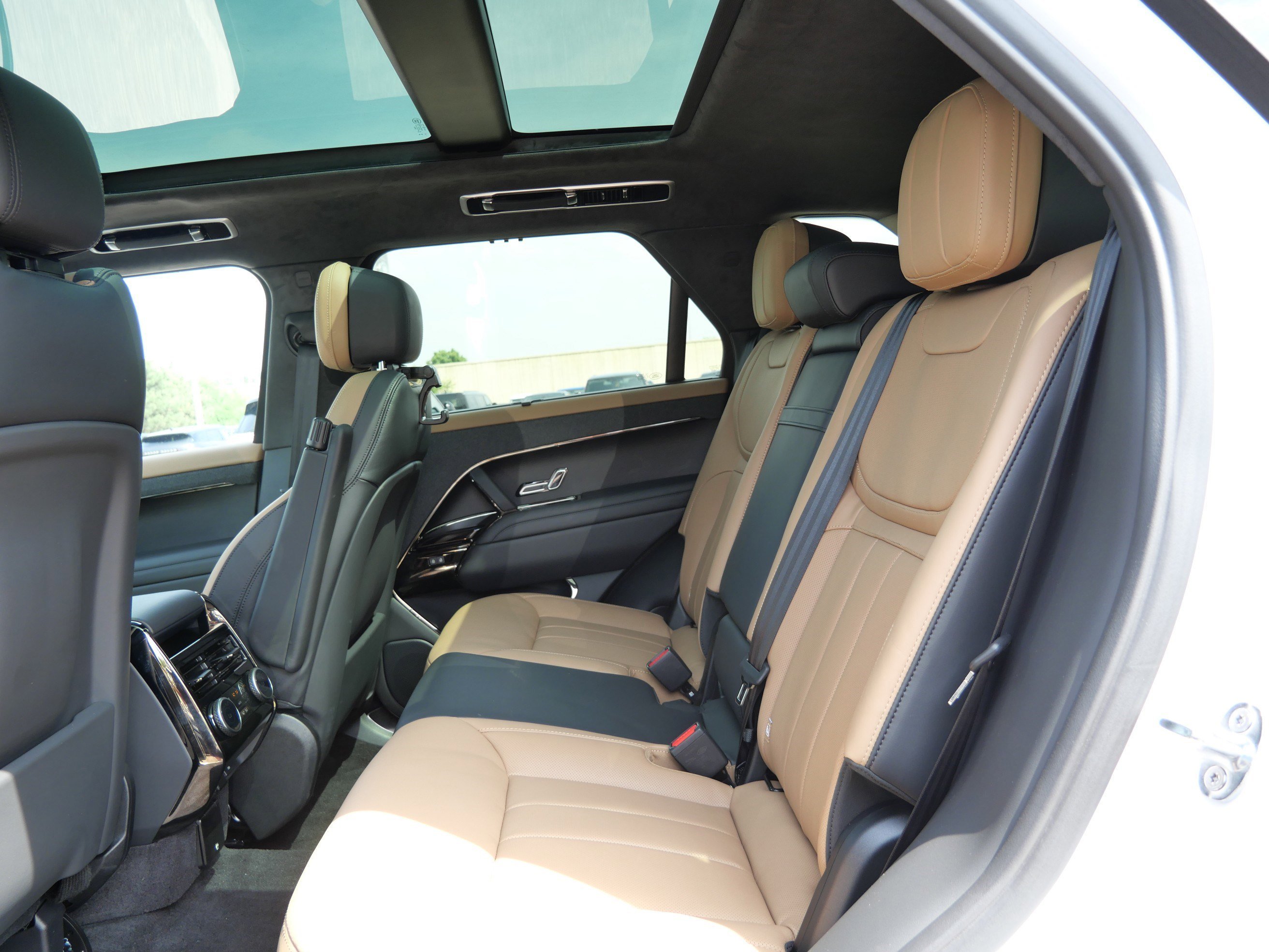 Used 2026 Ostuni Pearl White Premium Metallic Land Rover Autobiography image 14