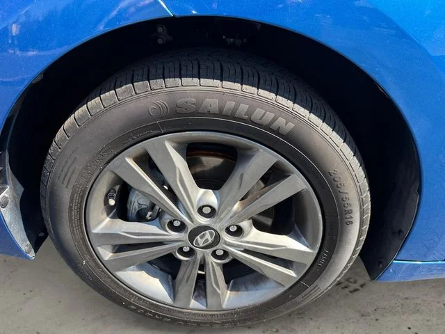 Used 2017 Blue Hyundai SE image 9