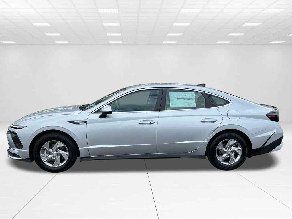 New 2025 Silver Hyundai SE image 4