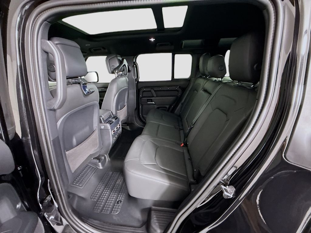 New 2026 Santorini Black Metallic Land Rover X-Dynamic SE image 23