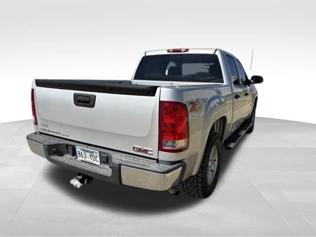 Used 2013 Silver GMC SLE image 4