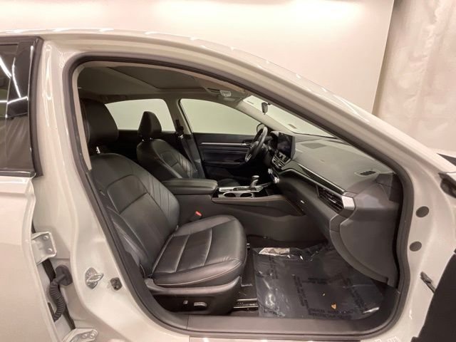 Used 2023 White Nissan 2.0 SR image 23