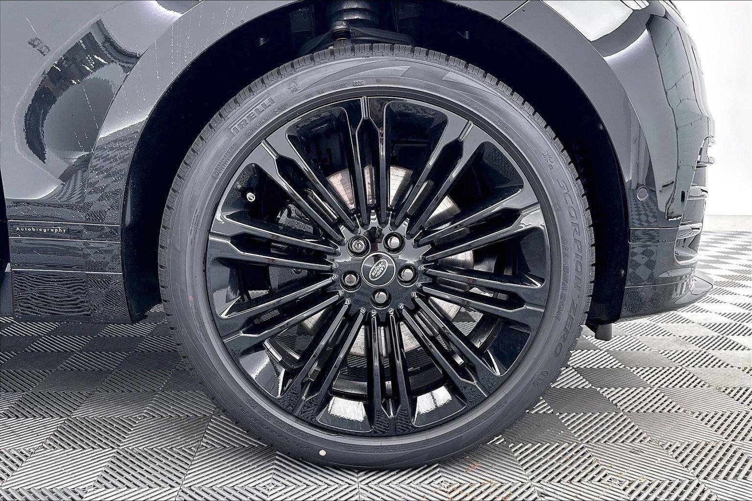 New 2026 Santorini Black Metallic Land Rover Autobiography image 36