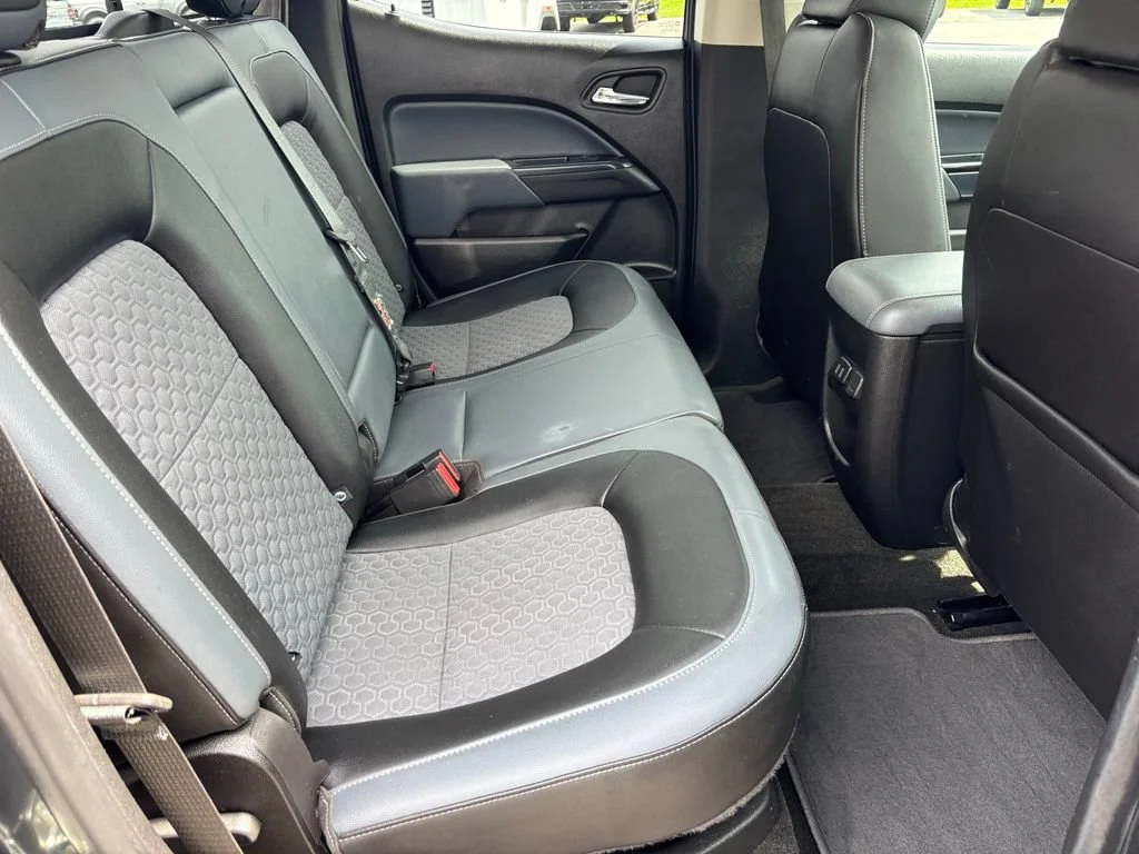 Used 2018 GRAPHITE METALLIC Chevrolet 2WD Z71 image 19